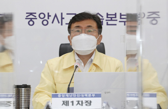 권덕철 중앙재난안전대책본부 1차장(보건복지부 장관)이 26일 오전 세종시 정부세종청사에서 열린 코로나19 대응 중앙재난안전대책본부 회의에서 발언하고 있다.   연합뉴스